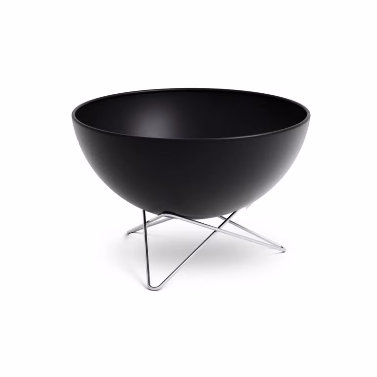 Brasero Höfats BOWL 57 con base de estrella en acero inoxidable, negro y plata, con cesta de acero esmaltado y diámetro de 57 cm