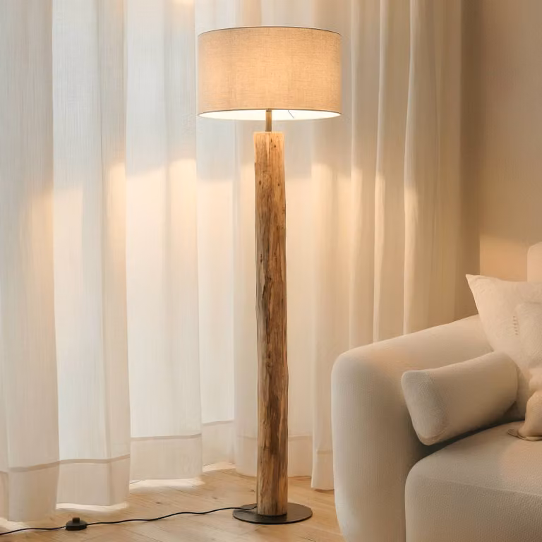 Lámpara de suelo Jorvan de Lucande en madera y color beige para salón o comedor, Altura: 153 cm