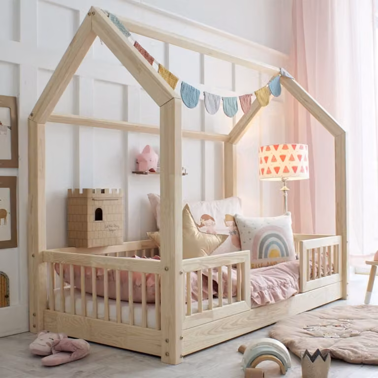 Cama cabaña de madera de pino para niños con barandilla, color marrón, An/P/Al: 90 x 190 x 140 cm