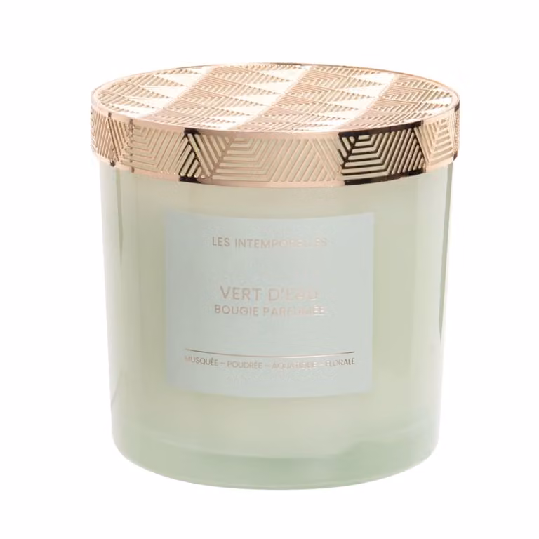 Vela perfumada floral y fresca Maisons du Monde en tarro de vidrio verde y metal dorado de 350g