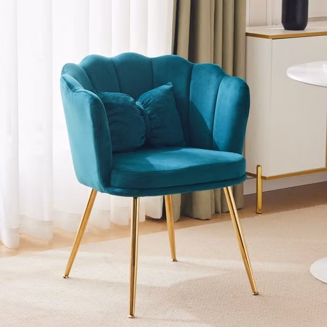 Sillón Moderno Tipo Bañera KELLANY Tapizado en Terciopelo con Respaldo de Pétalos y Patas de Metal Dorado para Salón o Dormitorio