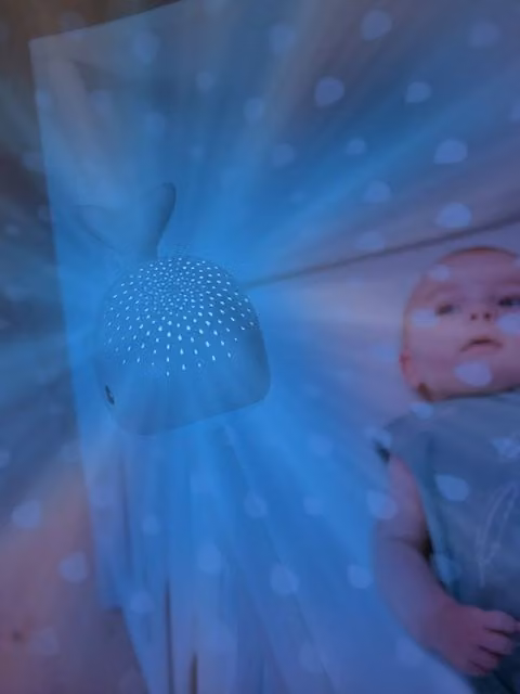 Luz de noche Wally la ballena azul de ZAZU con tecnología LED y temporizador