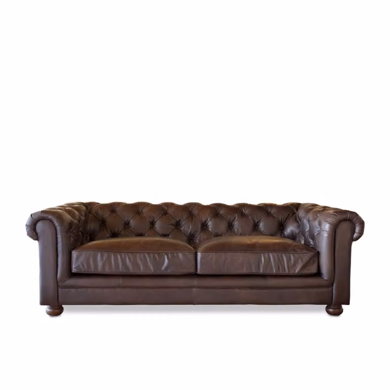 Sofá Chesterfield de cuero marrón con estructura de madera de haya y cojines incluidos para tu salón