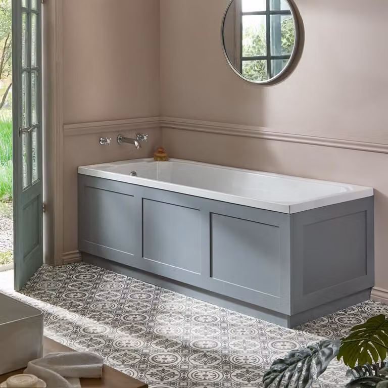 Bañera rectangular de acrílico Hudson Reed con faldón en color gris y blanco, modelo freestanding, An/P/Al: 170 x 75 x 55 cm