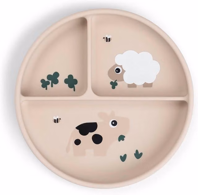 Plato compartimentado de silicona con ventosa Tiny Farm de Done by Deer en color beige