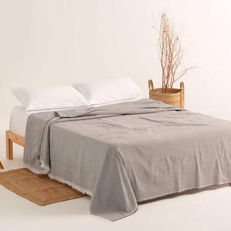 Plaid multiusos Arisa de algodón liso en color gris, An/P: 230 x 280 cm