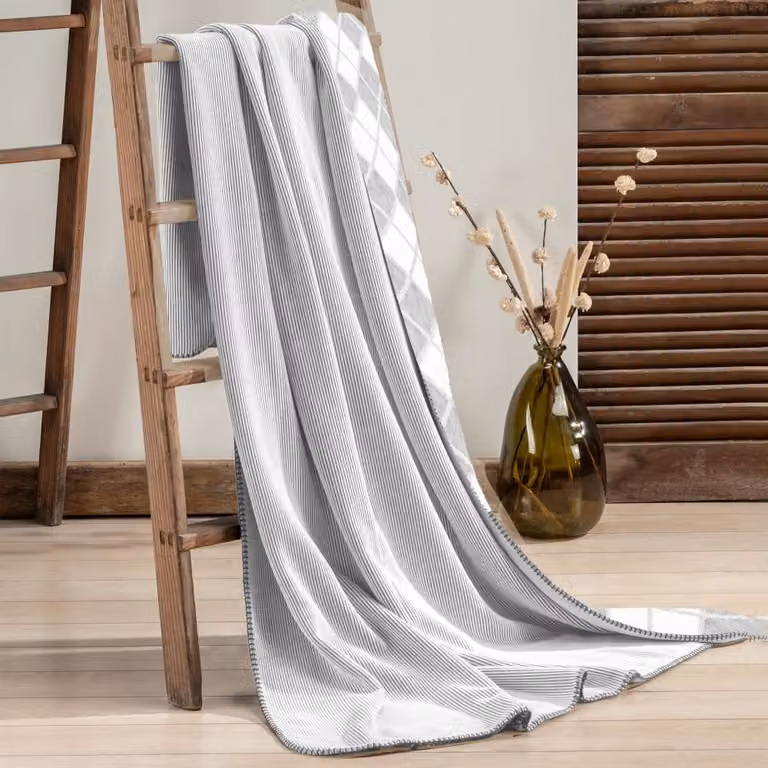 Manta plaid reversible Manterol de borreguito con diseño de cuadros en color gris, An/P: 140 x 190 cm