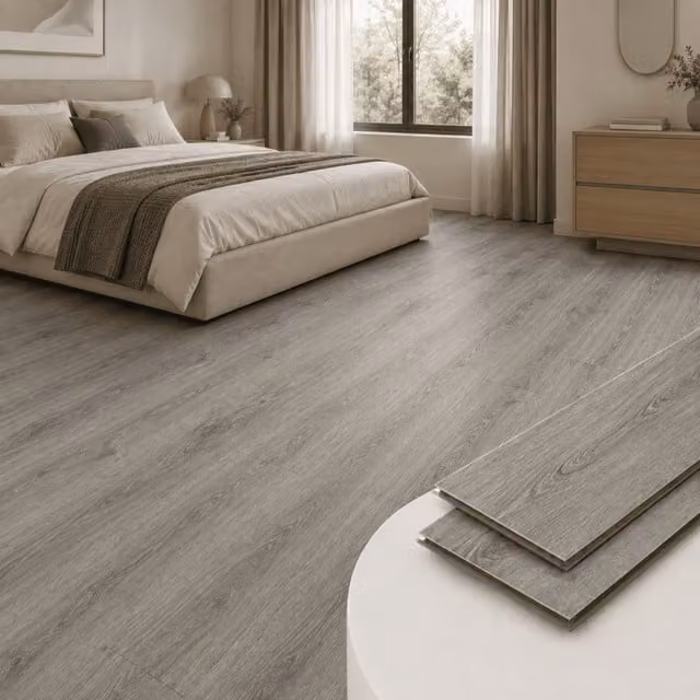 Suelo SPC encajable MCCOVER de aspecto madera en color gris roble, 1,95 m² con grosor de 5,5 mm y capa de uso de 0,5 mm