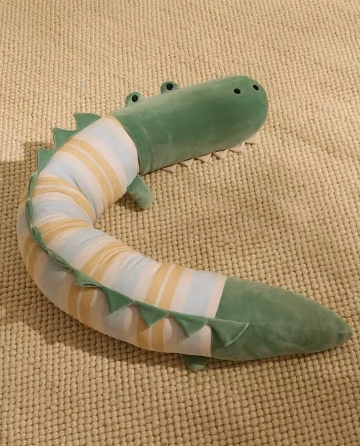 Cojín decorativo infantil Croco de Mini Home en color verde con diseño de animales y relleno de fibra hueca de poliéster