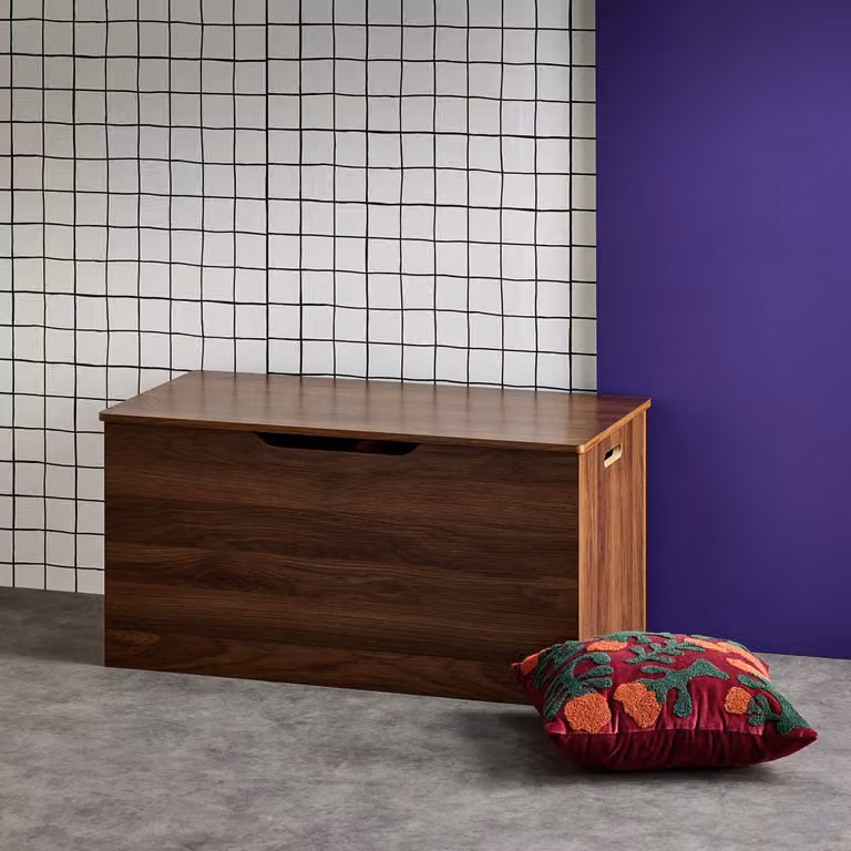 Banco arcón SWEEEK de madera de nogal para final de cama, color marrón, An/P/Al: 80 x 40 x 40 cm