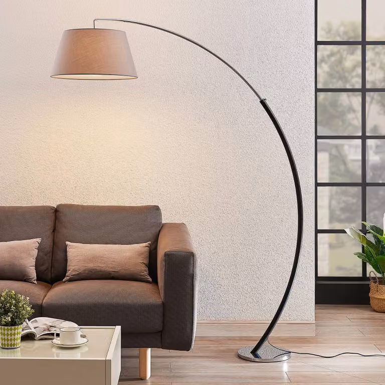 Lámpara de pie de arco Evelyna de Lucande en aluminio y textil gris