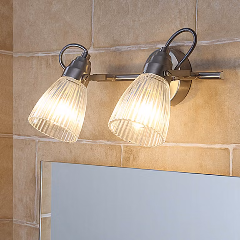 Aplique de pared Lindby Kara para baño, diseño moderno en gris y transparente con acabado de aluminio y vidrio, regulable y con protección IP44, Altura: 31 cm