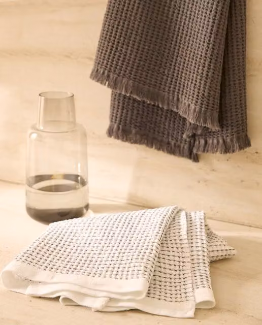 Set de 2 paños de cocina de algodón con tejido de nido de abeja de El Corte Inglés en colores gris y blanco