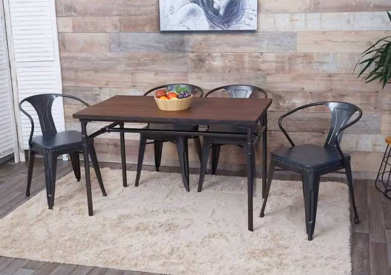 Conjunto de comedor Mendler de estilo industrial con mesa rectangular de madera de ulme y 4 sillas de polipiel con reposabrazos, color gris