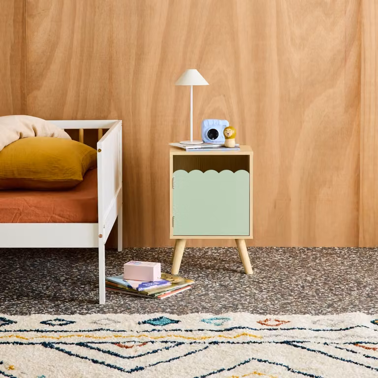 Mesita de noche infantil Sweeek con patas de madera de pino y 1 puerta, verde, An/P/Al: 34 x 23.5 x 52 cm
