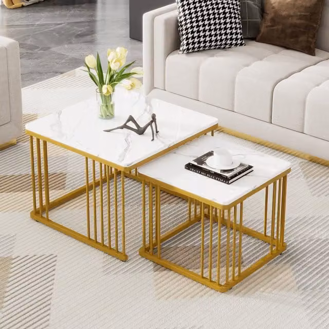 Set de 2 mesas de centro nido cuadradas HAUSS SPOLE en blanco con efecto mármol brillante y patas doradas, An/P/Al: 60 x 60 x 45 cm y 45 x 45 x 40 cm