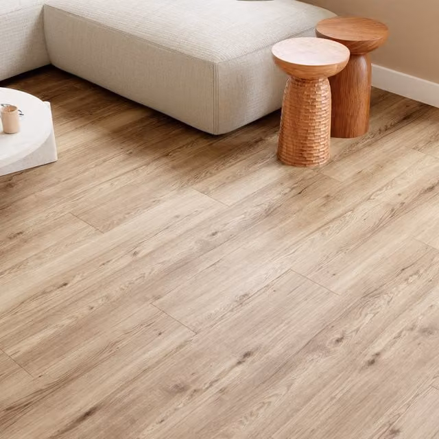 Suelo laminado Cooke & Lewis efecto madera estilo escandinavo resistente al agua en tonos marrón y beige de 8 mm
