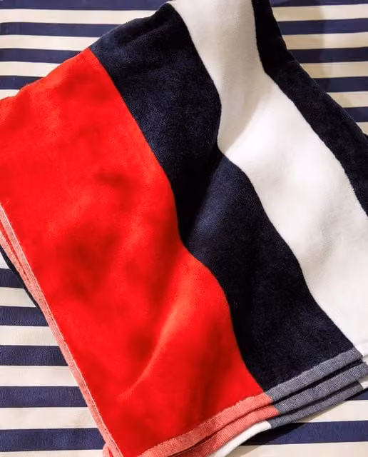 Toalla de playa Hugo de El Corte Inglés con diseño de rayas multicolores y tejido de algodón para adultos