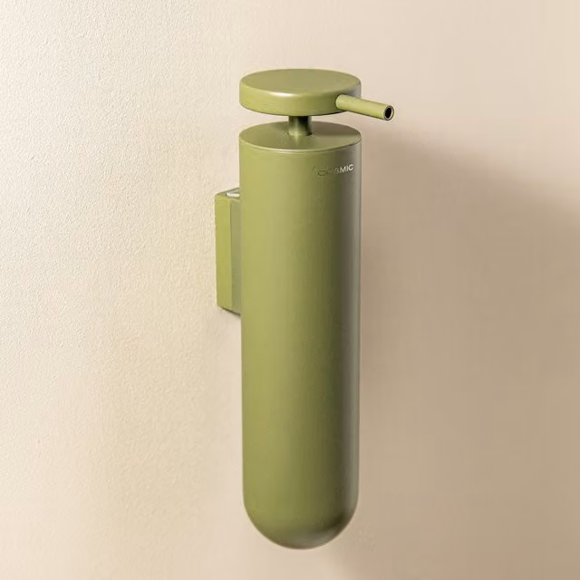Dosificador de jabón de pared Geyser Cosmic de acero inoxidable en color verde con capacidad de 185 ml