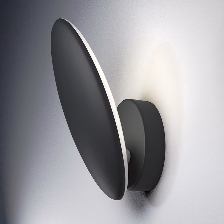 Luminaria LED de pared Osram Endura de 8 W en color gris y blanco cálido con acabado en aluminio, ideal para terraza, jardín o balcón, IP44, An/P/Al: 16.3 x 10 x 26.8 cm