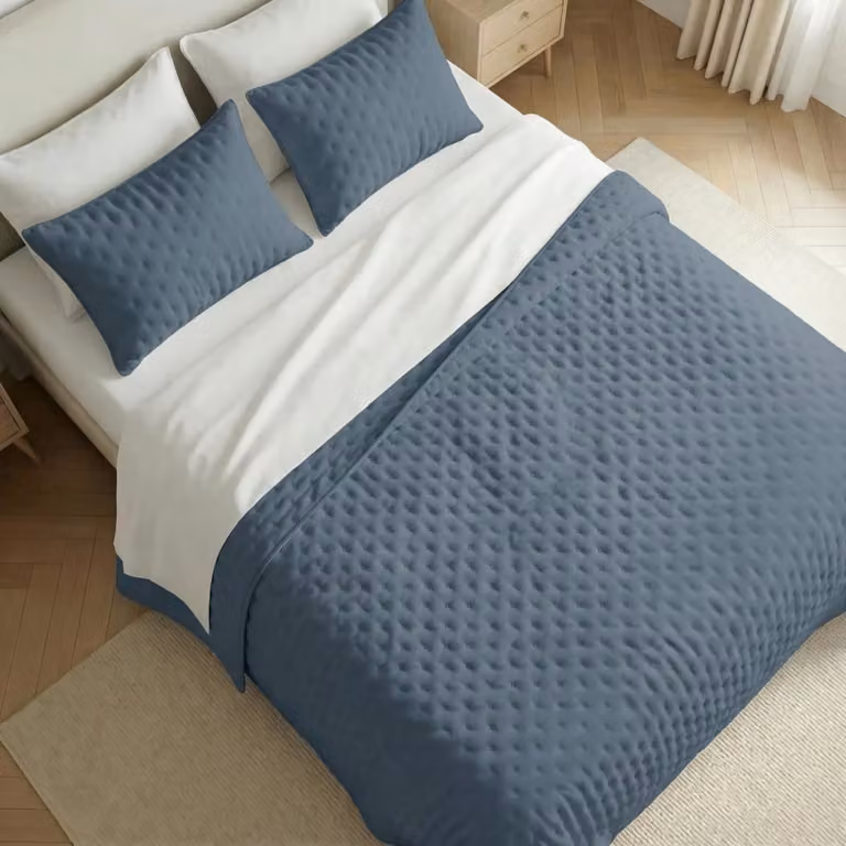 Colcha acolchada de microfibra extra suave en color azul para cama de 250 x 270 cm
