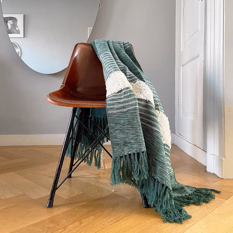 Manta Malagoon de estilo étnico y rayas en color verde, fabricada en mezcla de lana y acrílico, An/P: 125 x 150 cm