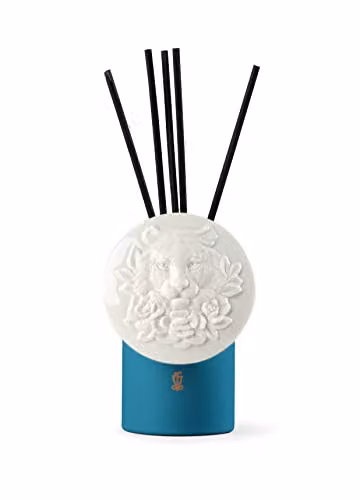 Difusor de aromas eléctrico de porcelana LLADRÓ Tigre Luz de Luna en azul y blanco con 100 ml de fragancia spicy de notas de pimienta rosa, jengibre y ámbar