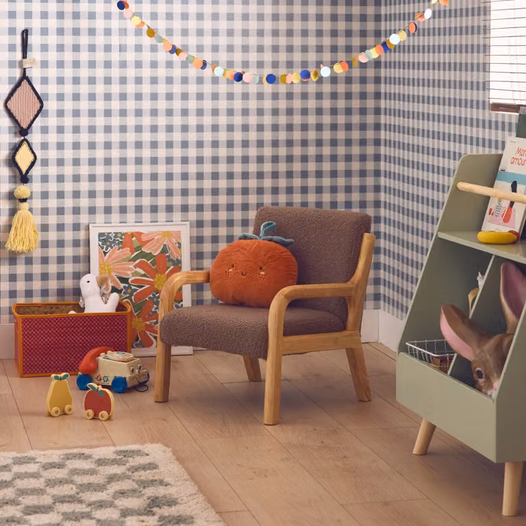 Sillón infantil escandinavo SWEEEK de madera y tela borreguito marrón An/P/Al: 45 x 43 x 50 cm