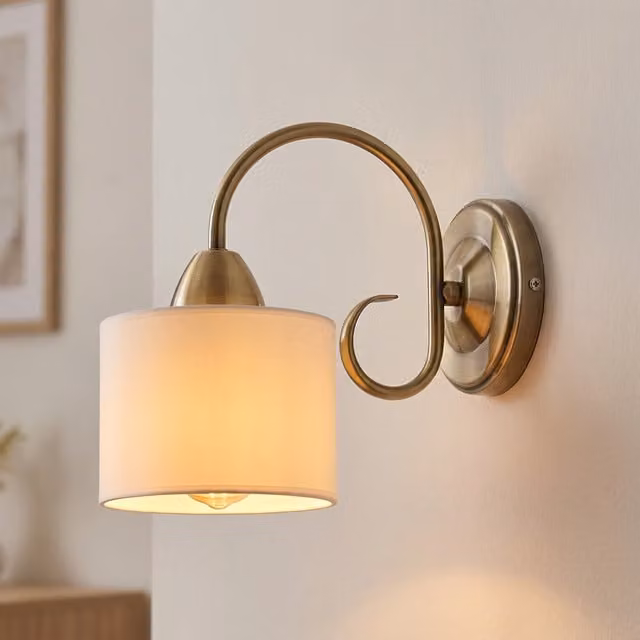 Aplique de pared Rabalux estilo clásico en metal con acabado latón o negro para bombilla E27