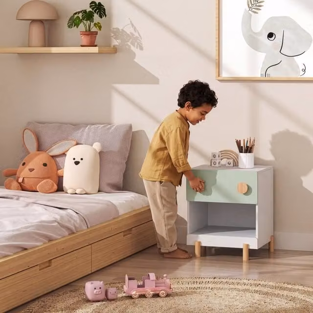 Mesita de noche infantil Vaarentaa de en.casa con un cajón y compartimento, color blanco y verde, An/P/Al: 47 x 40 x 35 cm