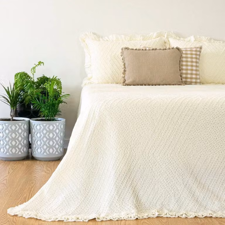Colcha de algodón Casa da Laura para adultos en color beige con volante