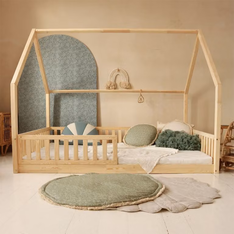 Cama cabaña de madera de pino con barandilla estilo escandinavo, color marrón, An/P/Al: 140 x 200 x 149 cm