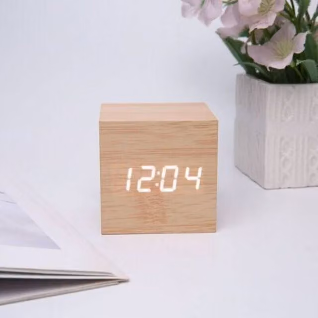 Reloj de mesa digital ENOWELIR con termómetro, visualización de fecha e iluminación en color beige y acabado de madera con cuarzo