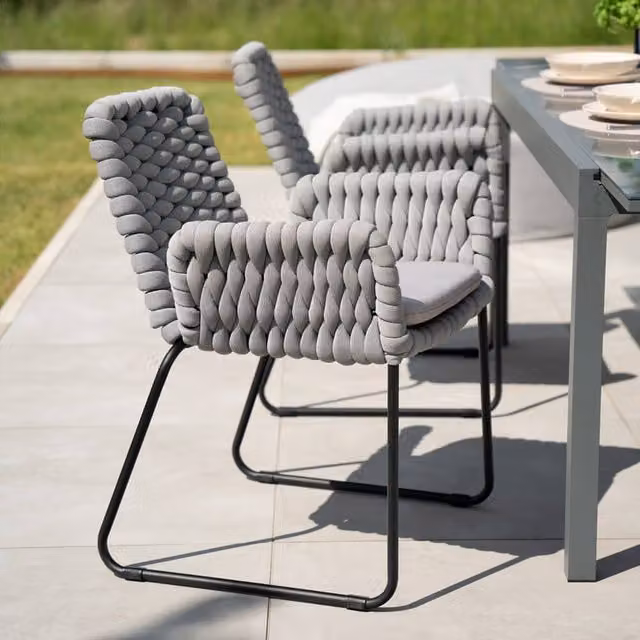 Lote de 3 sillas de jardín Home Deluxe BALERO con reposabrazos de mimbre y cojines en gris claro y negro