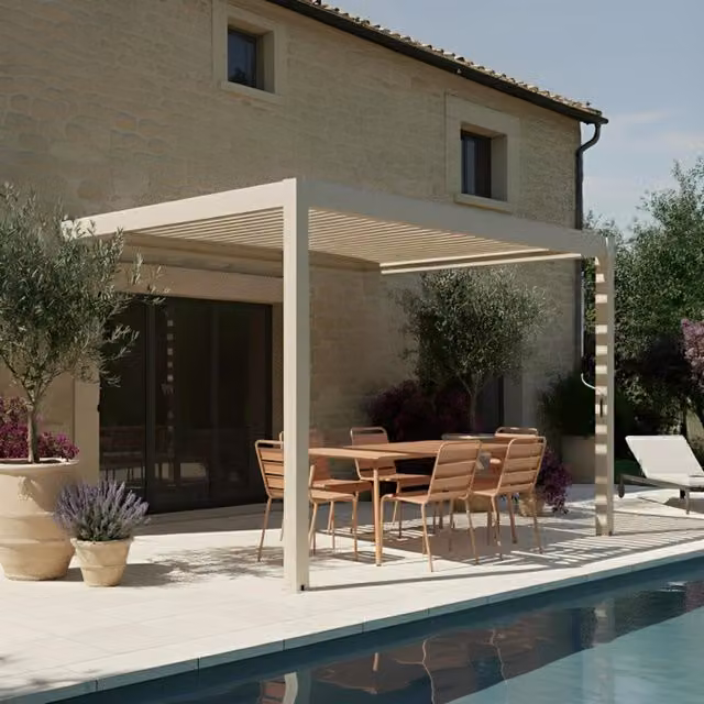 Pérgola bioclimática adosada Oviala en aluminio y madera color beige con sistema de canalón de lluvia