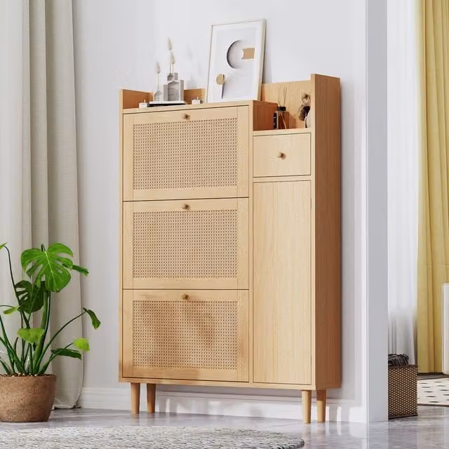 Mueble zapatero WISHDOR de estilo escandinavo en color beige con 3 puertas abatibles de ratán, 1 cajón y 1 puerta. An/P/Al: 90 x 17 x 125 cm