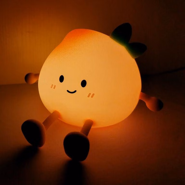 Luz nocturna LED Northix de silicona con batería recargable, regulable y con temporizador en color amarillo y multicolor