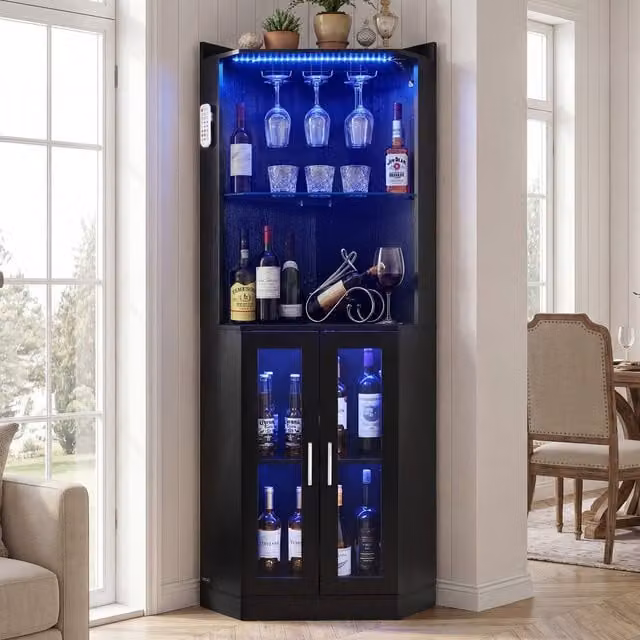 Mueble bar esquinero VEVOR de estilo mid century en color negro con puertas de cristal, iluminación LED, botellero y estantes internos para salón, cocina o comedor. An/P/Al: 50 x 35,4 x 170 cm