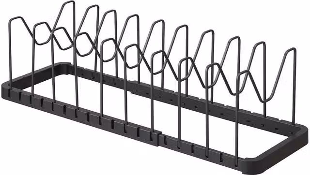 Organizador extensible de sartenes y tapas Yamazaki en color negro de metal y plástico