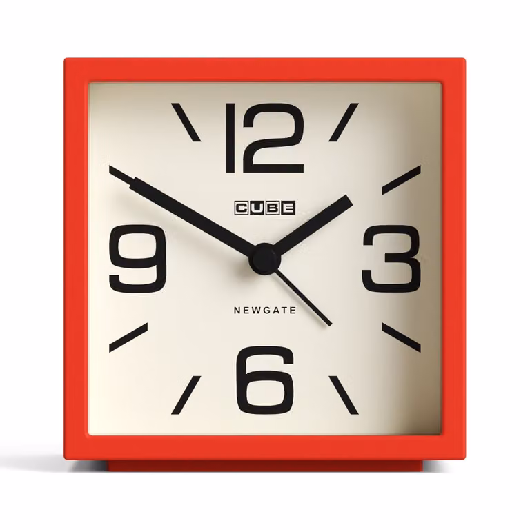 Reloj despertador analógico Newgate de estilo mid century con diseño cuadrado en metal rojo