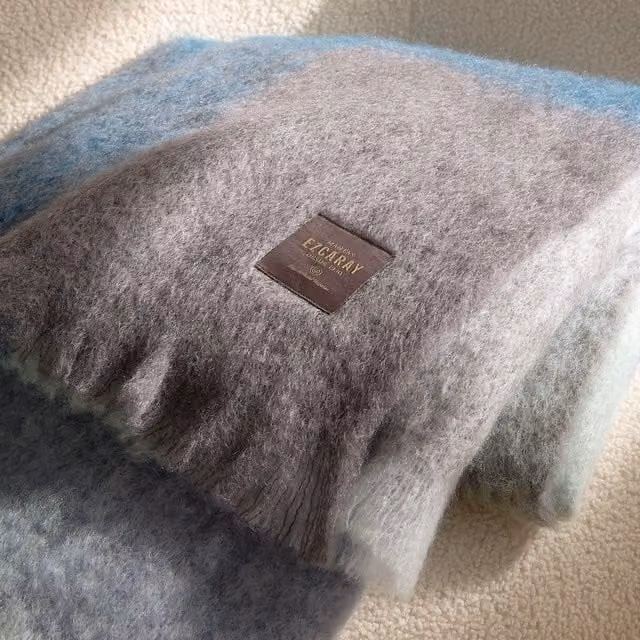 Manta decorativa de mohair y lana Mantas Ezcaray con flecos en azul y gris An/P/Al: 175 x 130 cm