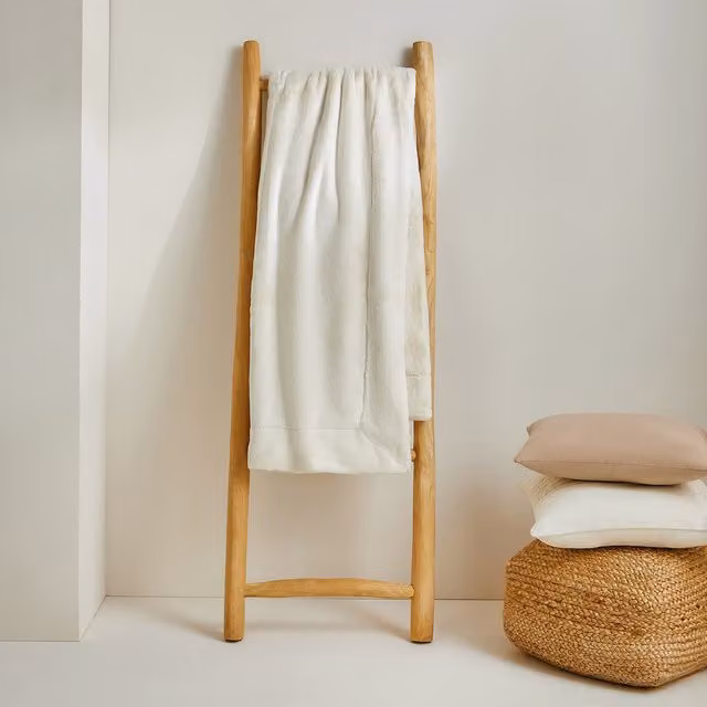 Manta decorativa Furry Essenza de pelo sintético en color beige y blanco