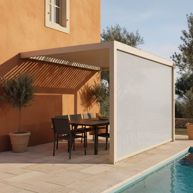 Pérgola bioclimática adosada Oviala en color beige con toldo de madera y sistema de canalón de lluvia