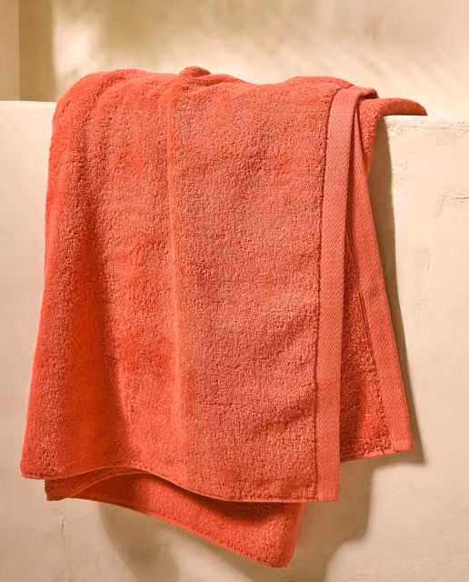Toalla de playa Pool de El Corte Inglés en color rojo de algodón de rizo para adultos