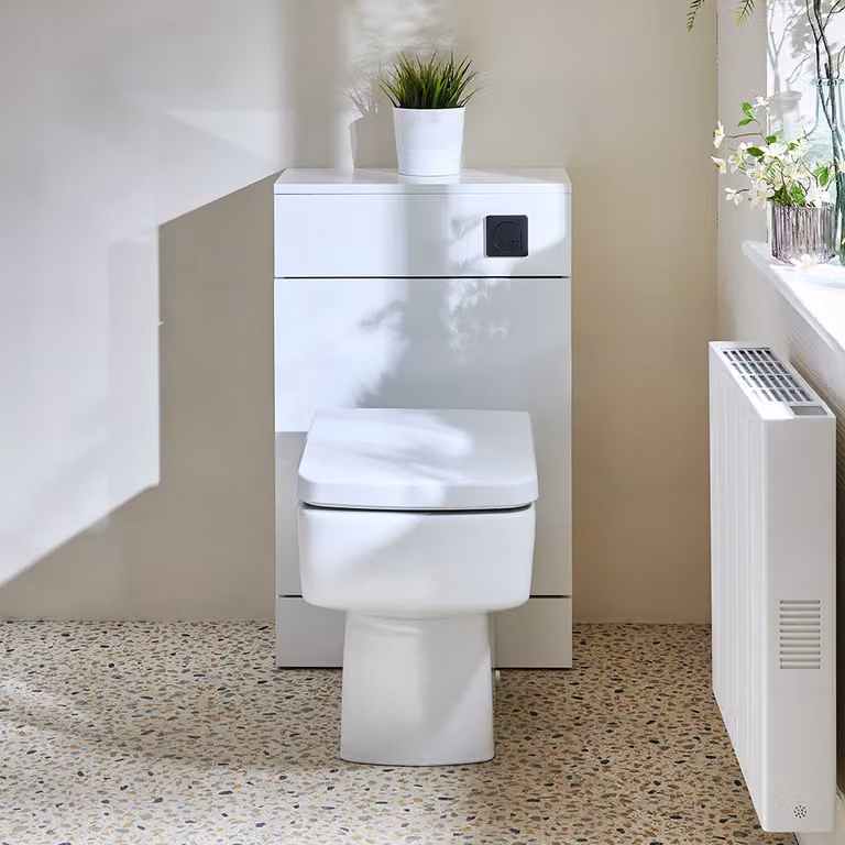 Conjunto de mueble para WC Hudson Reed con inodoro de cerámica blanca, cisterna empotrada y placa de accionamiento negra, An/P/Al: 50 x 77 x 81,6 cm