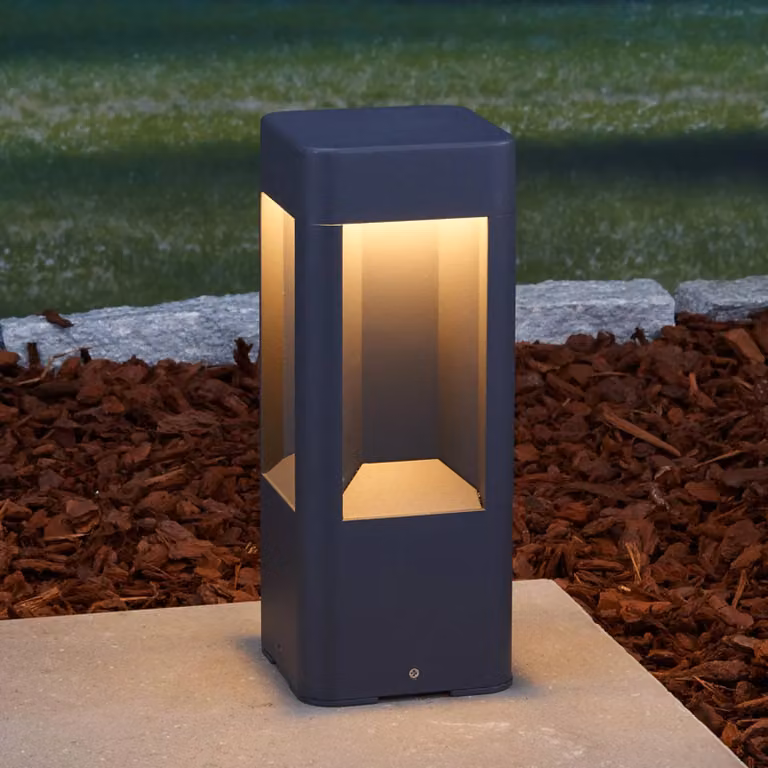 Baliza LED Annika Lucande negra para jardín y terraza con acabado en aluminio y plástico