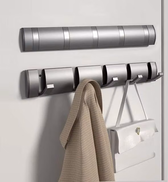 Perchero de pared XISRENS de aluminio con 5 ganchos retráctiles e impermeable en color gris