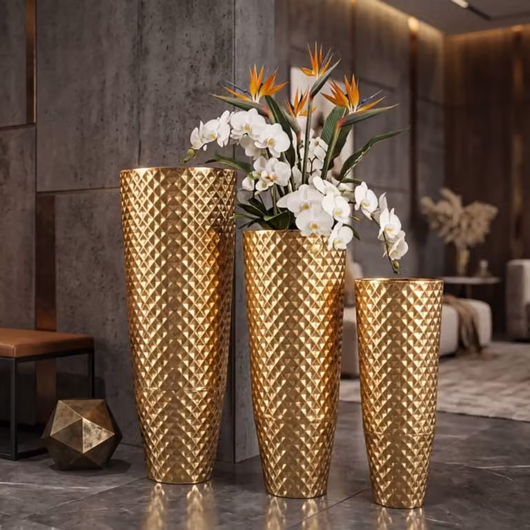 Set de 3 maceteros geométricos Mauro Ferretti de metal en color dorado, diseño redondo y estilo glamour. An/P/Al: 48 x 48 x 110 cm, 40 x 40 x 93 cm y 33 x 33 x 77 cm.