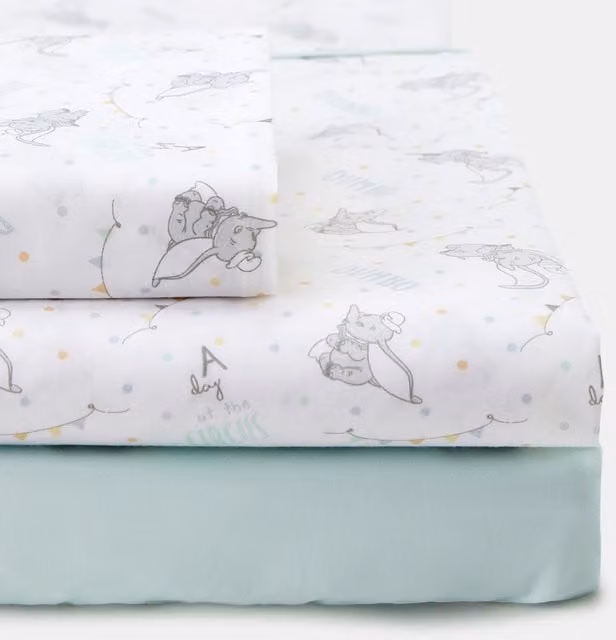 Juego de sábanas Disney Baby Dumbo de Cotton Juice Baby Home, 3 piezas estampadas en verde y multicolor, de algodón, para bebé, 60x120 cm