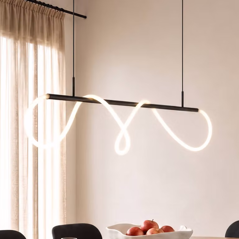 Lámpara colgante LED Kisune de Lucande en color negro para salón o comedor con diseño moderno y forma orgánica